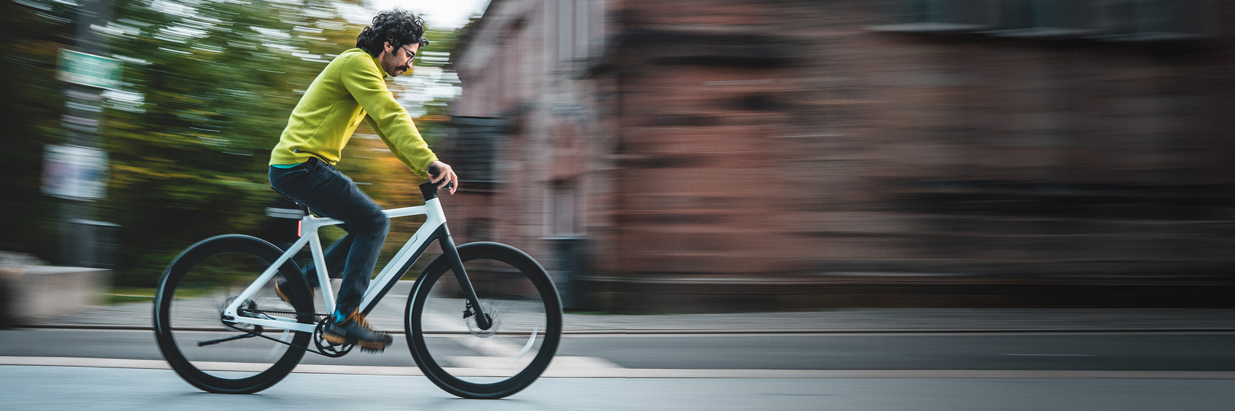 Tezeus adaptive-intelligence e-bike with smart sensing that auto-adjusts to riding intensity